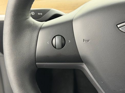 Used 2022 Tesla Model Y Long Range AWD/4WD image 28