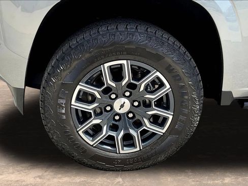 Used 2025 Chevrolet Colorado Z71 w/ Technology Package AWD/4WD image 36