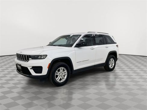 Used 2024 Jeep Grand Cherokee Laredo image 6