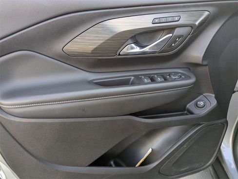 Used 2024 GMC Terrain SLT image 15