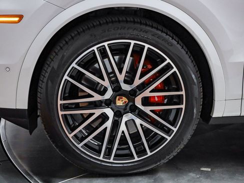 Used 2025 Porsche Cayenne S image 10