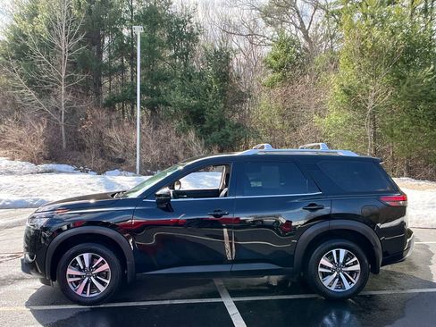 Used 2024 Nissan Pathfinder SL image 2