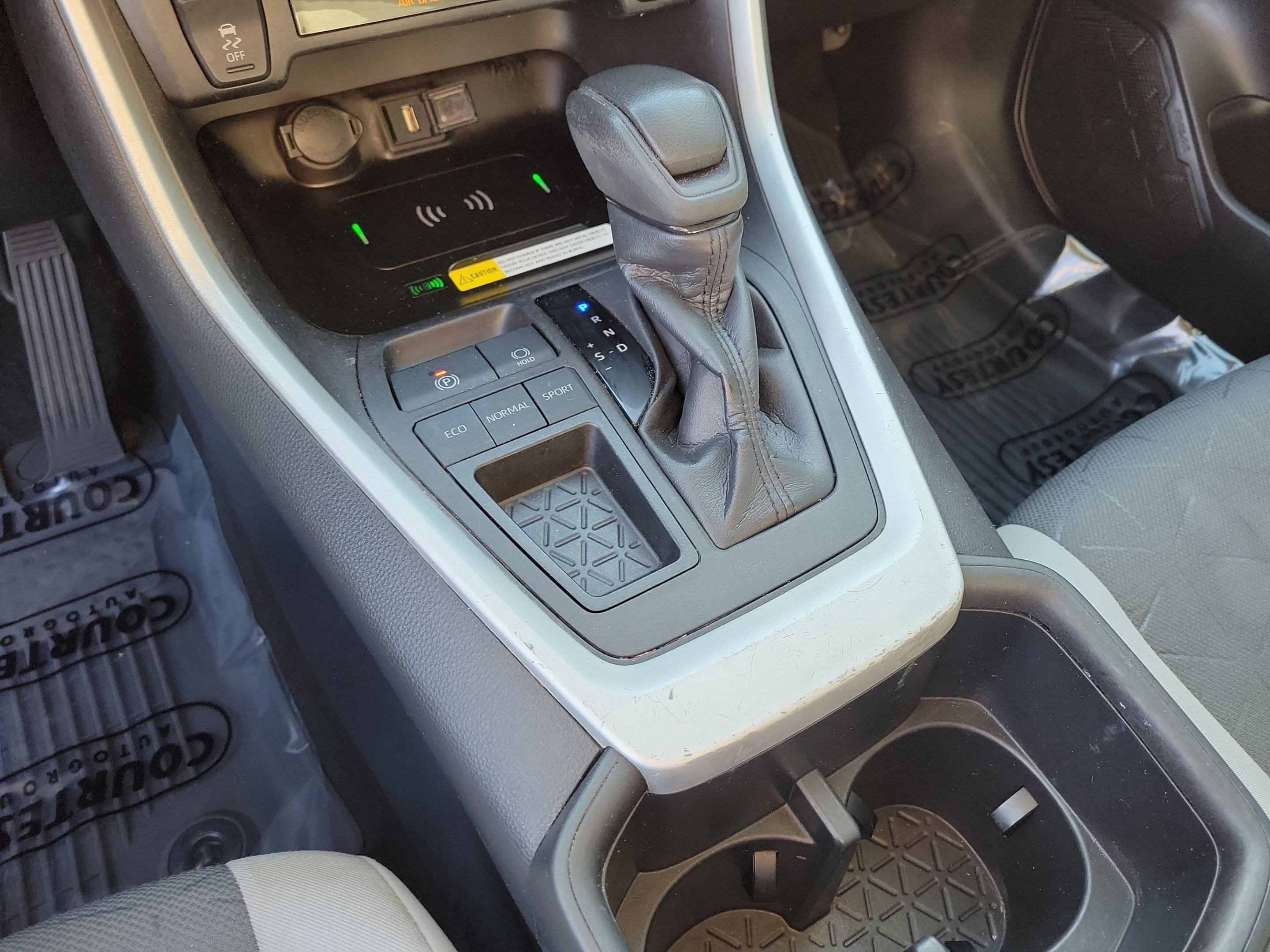 Used 2022 Toyota RAV4 XLE w/ Convenience Package FWD image 22