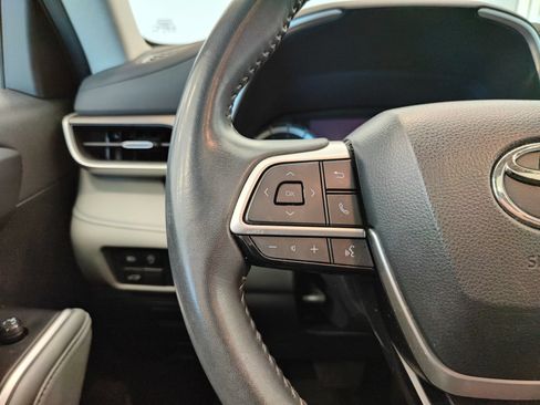 Used 2024 Toyota Highlander XLE FWD image 14