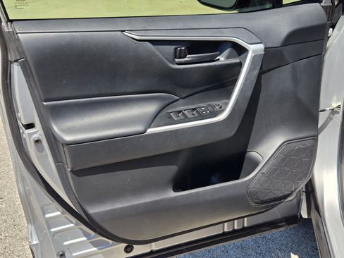 Used 2020 Toyota RAV4 LE FWD image 10