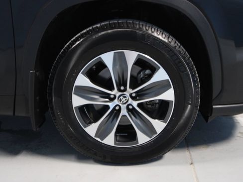 Used 2025 Toyota Highlander XLE AWD/4WD image 38