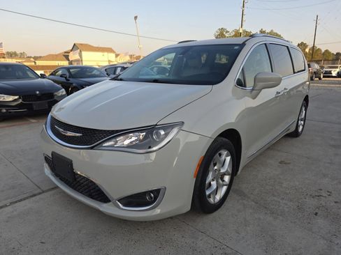 Used 2020 Chrysler Pacifica Touring-L Plus w/ Tire & Wheel Group FWD image 3