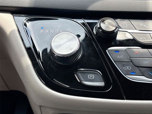 Used 2023 Chrysler Pacifica Touring-L FWD image 16