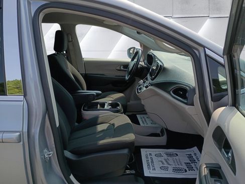 Used 2021 Chrysler Pacifica Touring AWD/4WD image 16