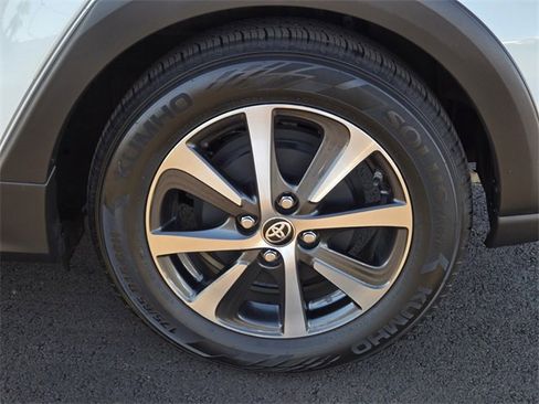 Certified 2018 Toyota Prius C Three image 9