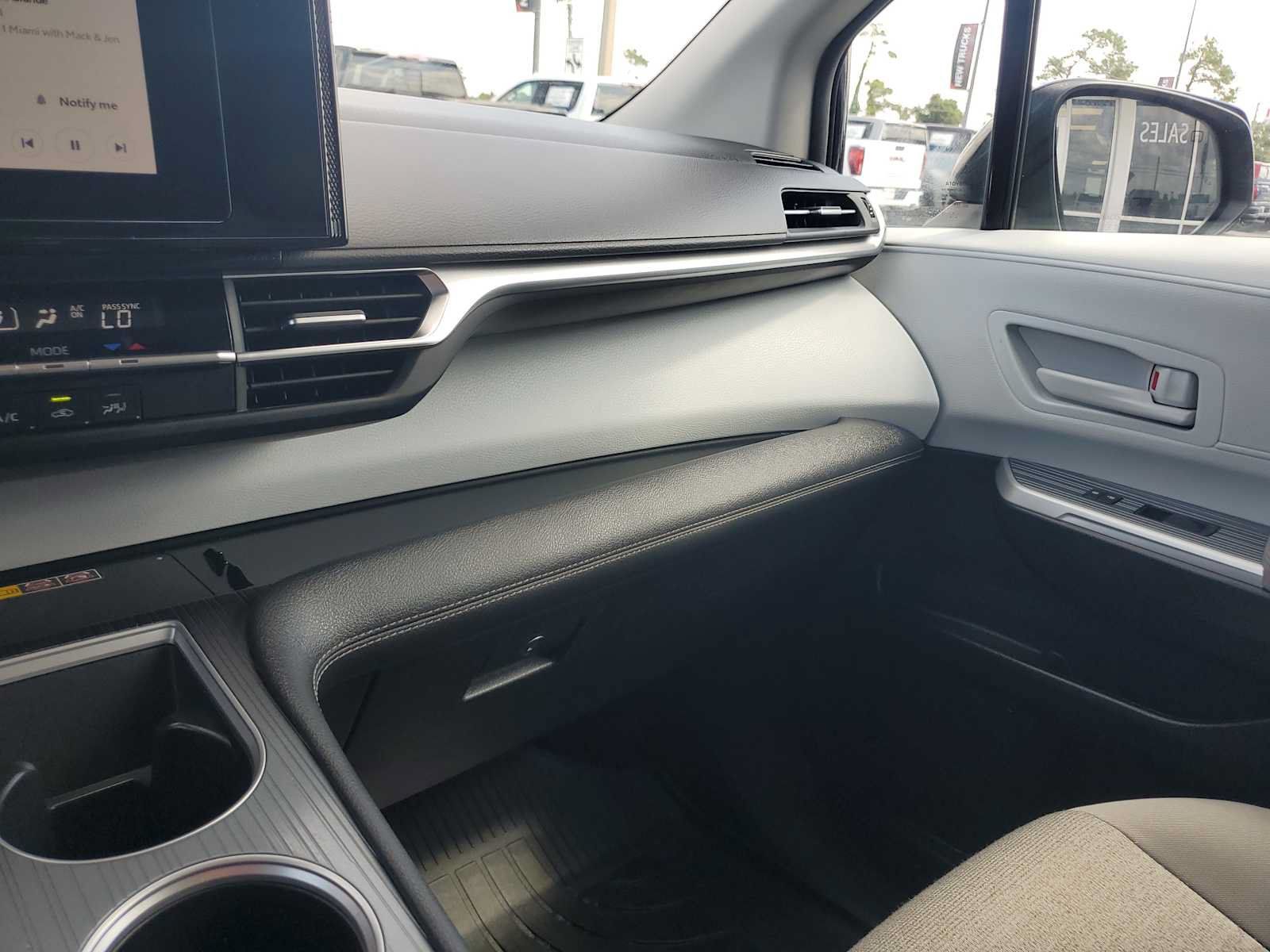 Used 2025 Toyota Sienna LE FWD image 23