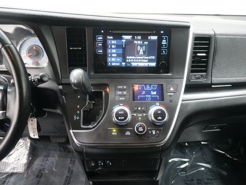 Used 2016 Toyota Sienna SE FWD image 21