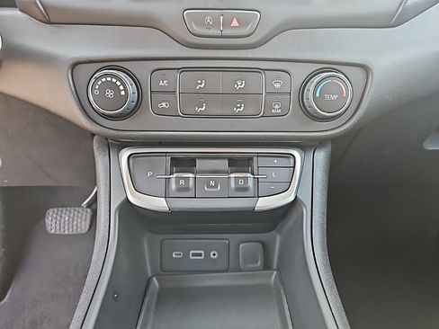 Used 2024 GMC Terrain SLE image 22