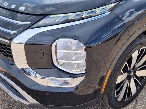 Used 2025 Mitsubishi Outlander SE image 5