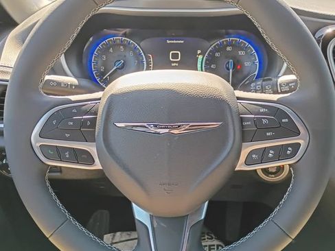 Used 2026 Chrysler Pacifica Select FWD image 18
