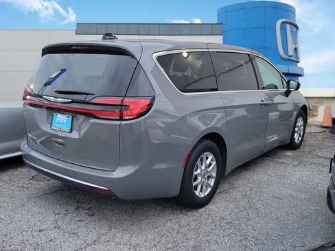 Used 2023 Chrysler Pacifica Touring-L FWD image 5