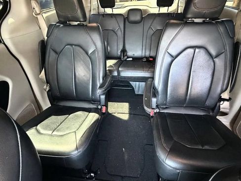 Used 2018 Chrysler Pacifica Touring-L w/ Tire & Wheel Group FWD image 15
