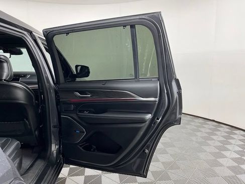 Used 2022 Jeep Grand Cherokee L Overland w/ Luxury Tech Group IV AWD/4WD image 47