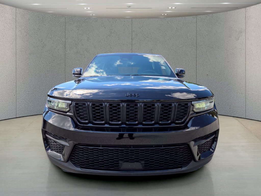Used 2025 Jeep Grand Cherokee Altitude AWD/4WD image 13