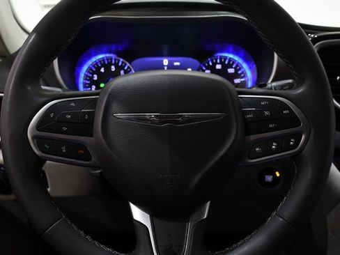Used 2024 Chrysler Pacifica Touring-L FWD image 12