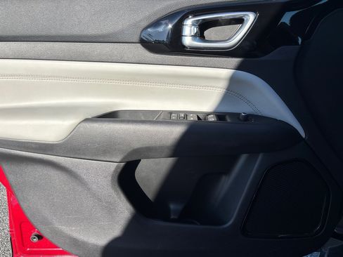 Used 2025 Jeep Compass Limited image 18