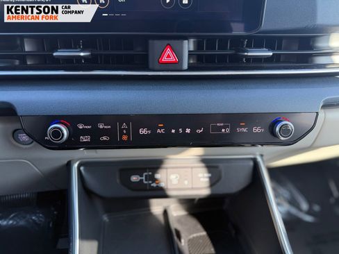 Used 2025 Kia Carnival EX image 30