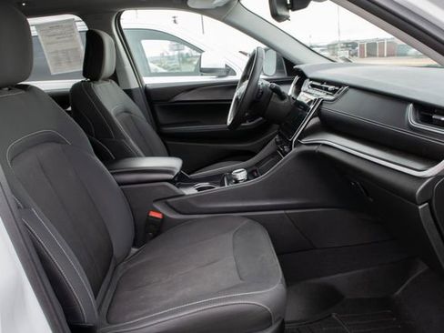 Used 2023 Jeep Grand Cherokee Laredo image 21