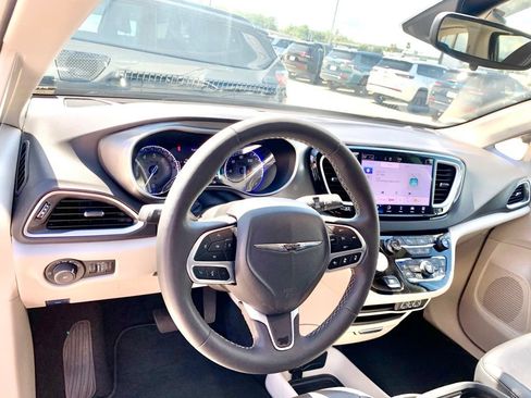 Used 2024 Chrysler Pacifica Touring-L FWD image 14