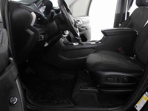 Used 2021 Chevrolet Traverse LT image 16