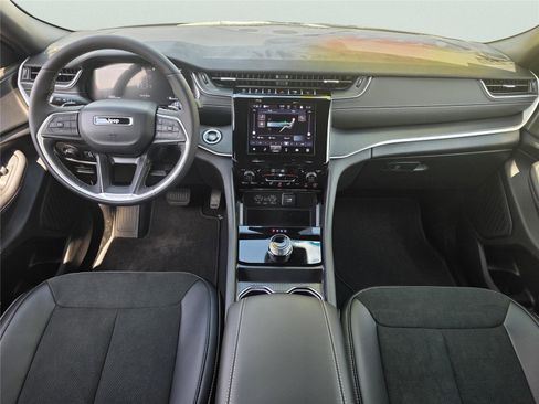 New 2025 Jeep Grand Cherokee L Altitude image 9