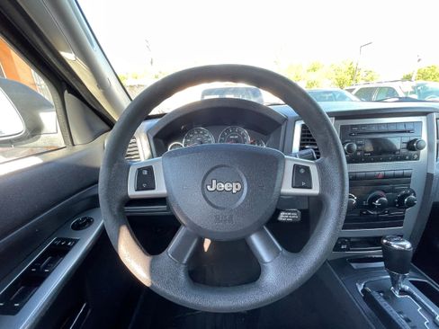 Used 2010 Jeep Grand Cherokee Laredo image 14