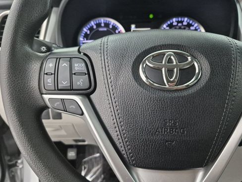 Used 2019 Toyota Highlander LE FWD image 29