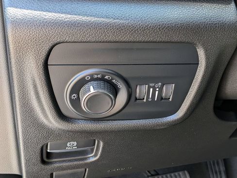 Used 2023 Jeep Grand Cherokee Laredo AWD/4WD image 14
