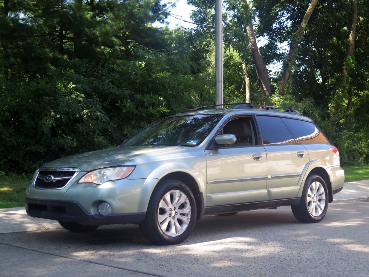 Used 2009 Subaru Outback 2.5i Limited AWD/4WD image 1