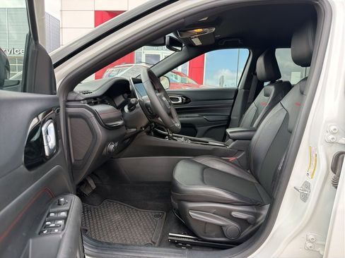 Used 2025 Jeep Compass Trailhawk AWD/4WD image 14