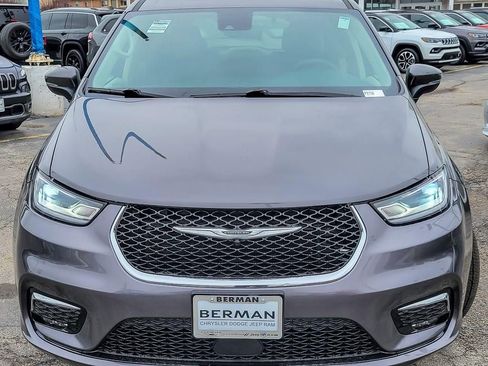 Used 2023 Chrysler Pacifica Touring-L image 6