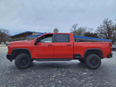 Used 2024 Chevrolet Silverado 2500 ZR2 w/ Technology Package image 12