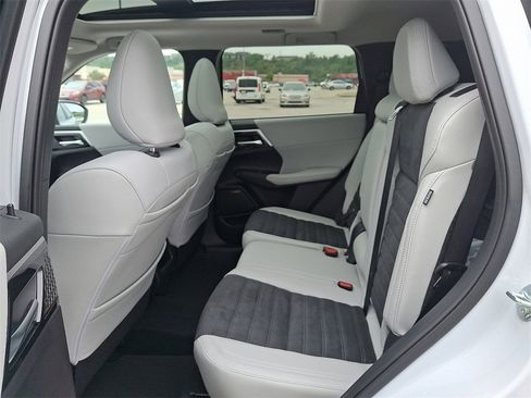 New 2025 Mitsubishi Outlander SE image 5