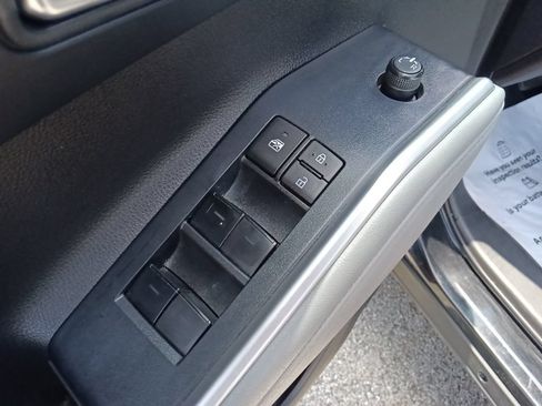Used 2022 Toyota Highlander XLE AWD/4WD image 12