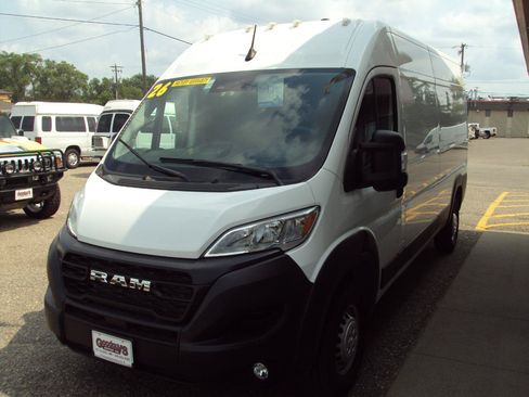 Used 2026 RAM ProMaster 2500 w/ Convenience Group FWD image 4