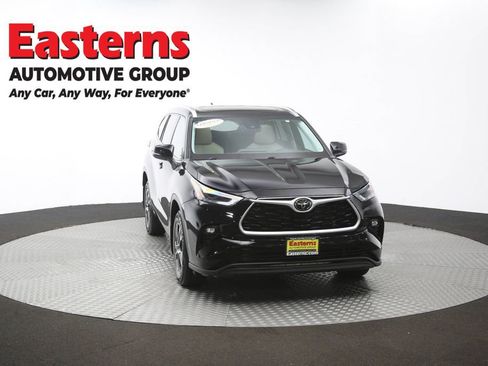 Used 2021 Toyota Highlander XLE AWD/4WD image 53