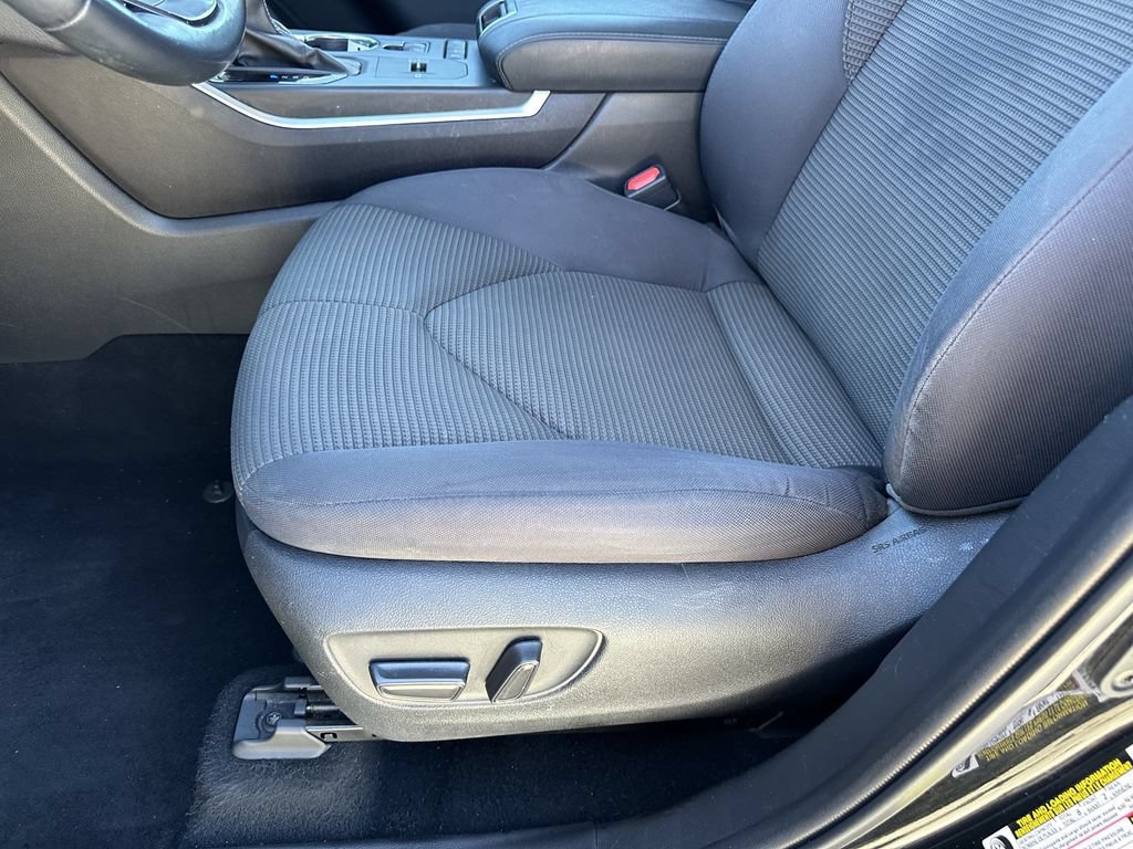 Used 2022 Toyota Highlander LE FWD image 23