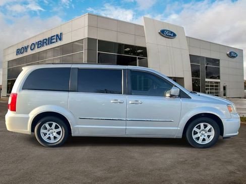 Used 2011 Chrysler Town & Country Touring w/ Driver Convenience Group image 6
