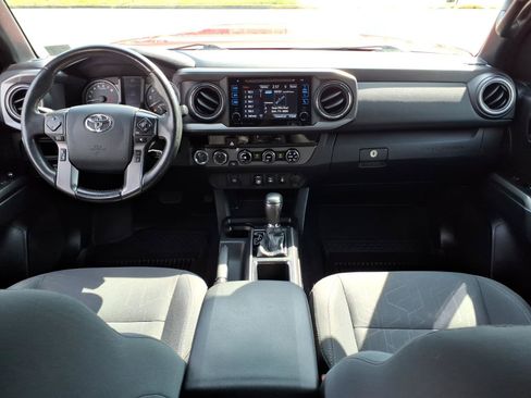 Used 2018 Toyota Tacoma TRD Sport AWD/4WD image 12