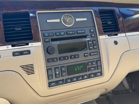 Used 2011 Lincoln Town Car Signature Limited RWD image 33