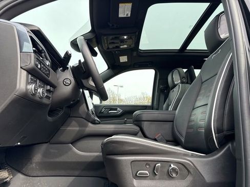 Used 2025 GMC Yukon AT4 Ultimate AWD/4WD image 11