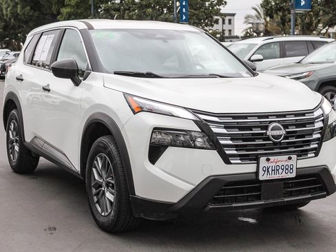 Used 2024 Nissan Rogue S image 3