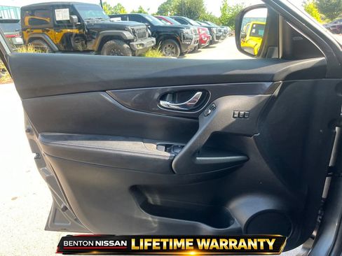Used 2019 Nissan Rogue SV w/ Premium Package FWD image 12