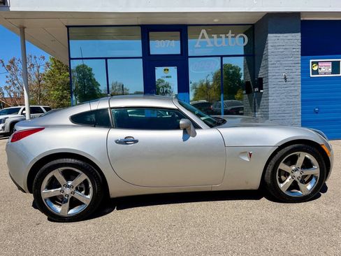 Used 2009 Pontiac Solstice GXP w/ Premium Package RWD image 2