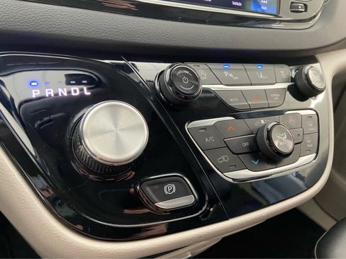 Used 2024 Chrysler Pacifica Touring-L FWD image 34